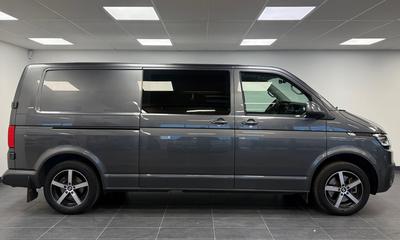 2021 Volkswagen Transporter Kombi 4M L2 · Cockpit · Diff · Eldörr · värmare · SN-inredning – bild 3