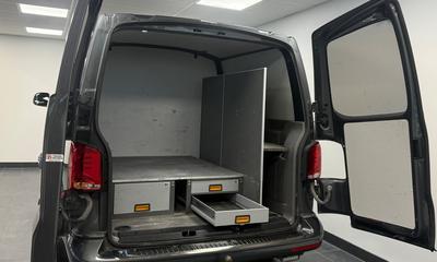 2021 Volkswagen Transporter Kombi 4M L2 · Cockpit · Diff · Eldörr · värmare · SN-inredning – bild 21